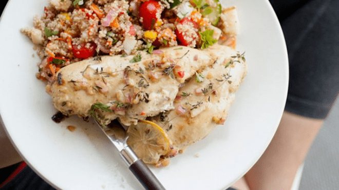 лосос бо quinoa дар парҳези сафеда